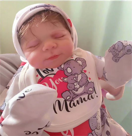 Poupée reborn bambin endormie sur le lit