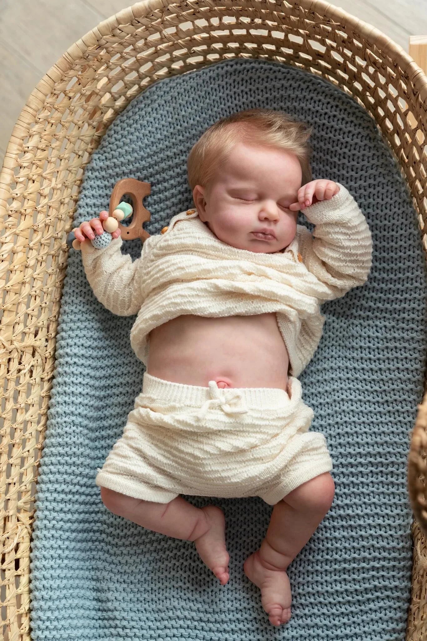 Loulo, poupée reborn bambin câline aux cheveux dorés