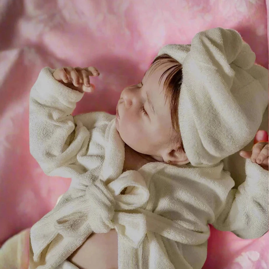 Poupée bébé reborn endormie en peignoir de bain