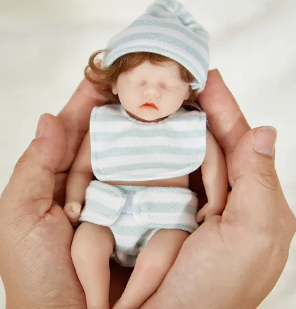 Mini poupée reborn souriante endormie