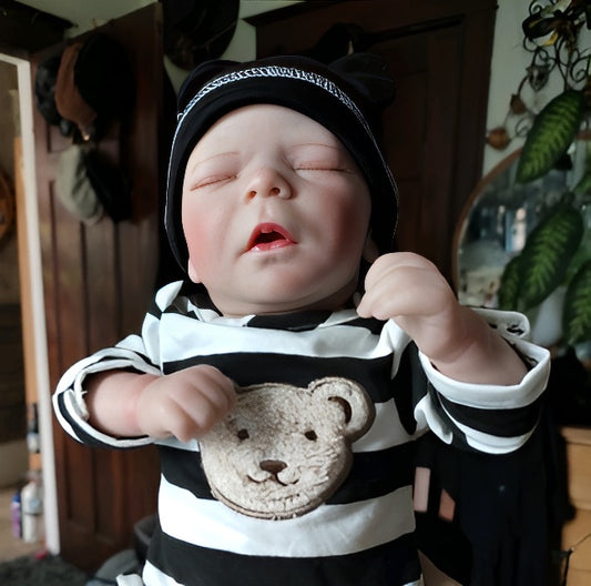 Poupée bébé reborn garçon endormi