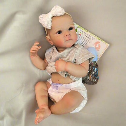 Poupée reborn bébé fille aux yeux ouverts