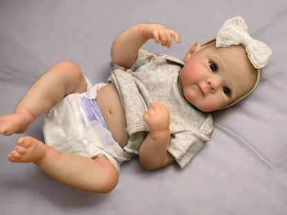 Poupée reborn bébé fille aux yeux ouverts