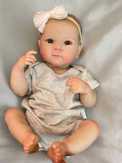 Poupée reborn bébé fille aux yeux ouverts
