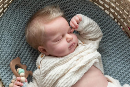 Loulo, poupée reborn bambin câline aux cheveux dorés