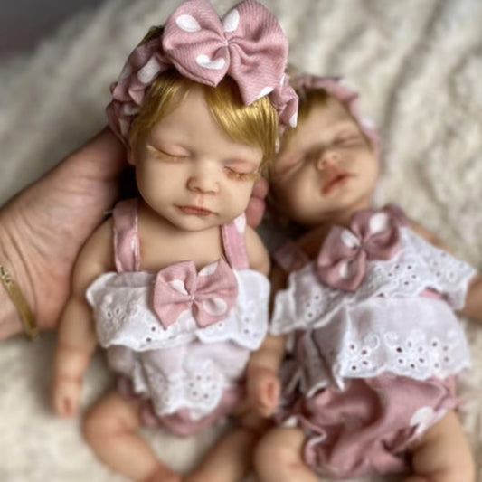 Bébé reborn fille endormie tout silicone aux cheveux dorés