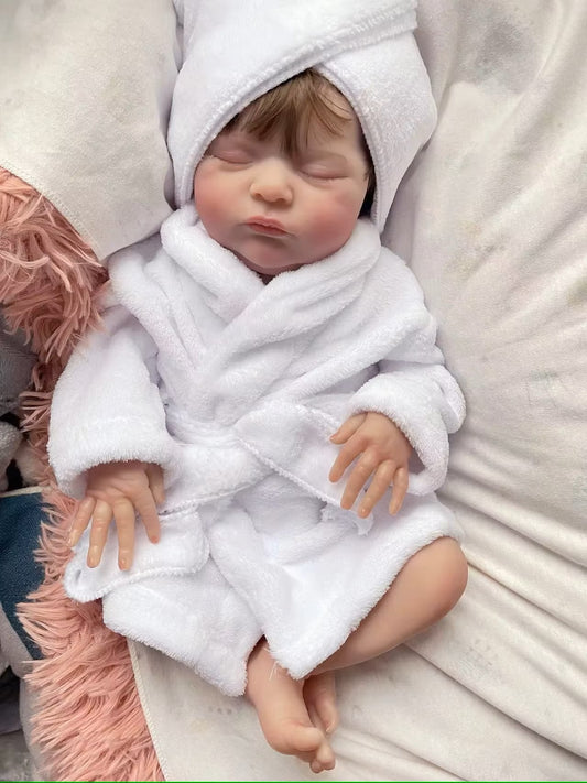 Poupée bébé reborn en peignoir de bain