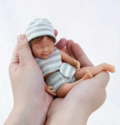 Mini poupée reborn souriante endormie