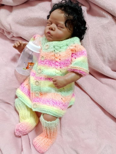 Bébé reborn endormi aux cheveux noirs