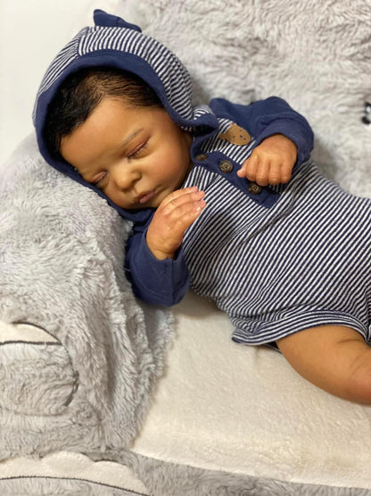Bébé reborn endormi aux cheveux noirs