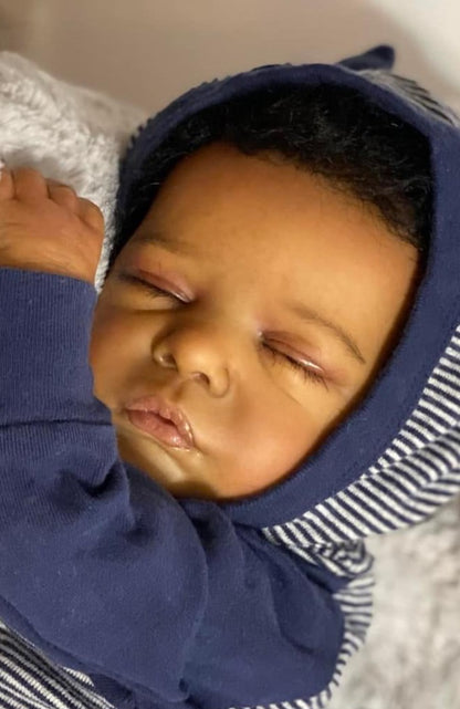 Bébé reborn endormi aux cheveux noirs
