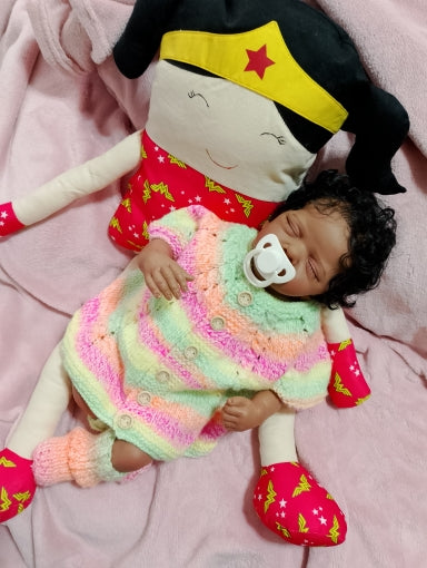 Bébé reborn endormi aux cheveux noirs